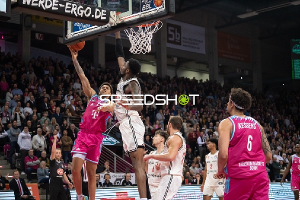 Spielaktion mit Alijah Comithier (2; Telekom Baskets Bonn) und Zachary Ensminger (1; Bamberg Baskets)