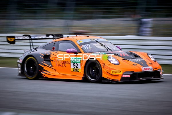 Rennfahrzeug auf der Rennstrecke