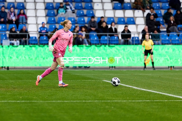 Torwart Laura Dick (1; TSG Hoffenheim Frauen) mit Ball
