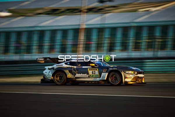 Ford Mustang GT3 auf der Rennstrecke