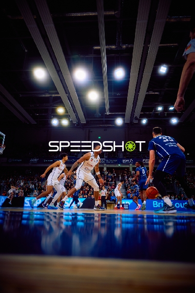 Spieler dribbeln und verteidigen unter dem Korb