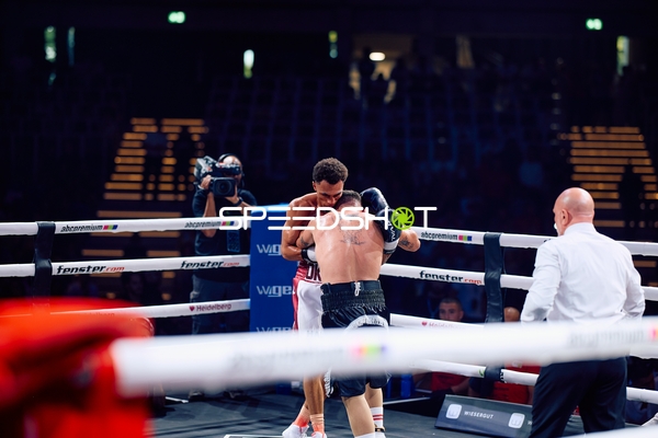 Boxer im Clinch im Ring