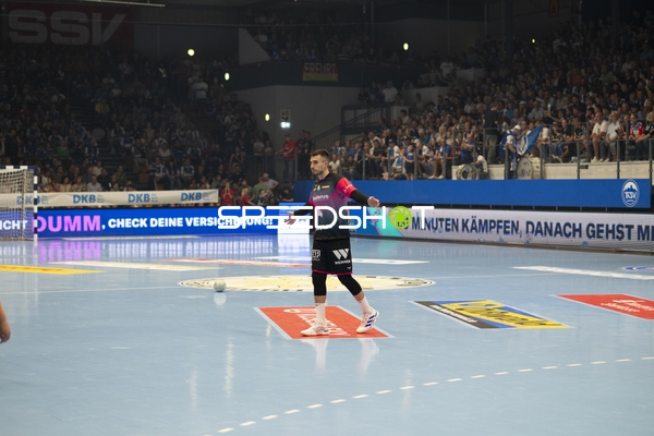 Torwart Filip Vistorop (4; HSG Wetzlar) steht bereit im Tor