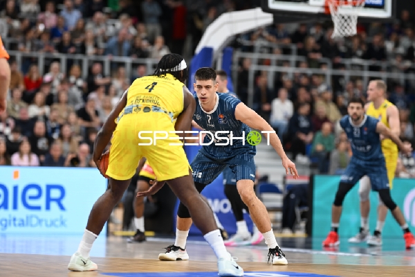 Dusan Neskovic (7; MLP Academics Heidelberg) im Zweikampf mit Brian Fobbs (4; EWE Baskets Oldenburg)