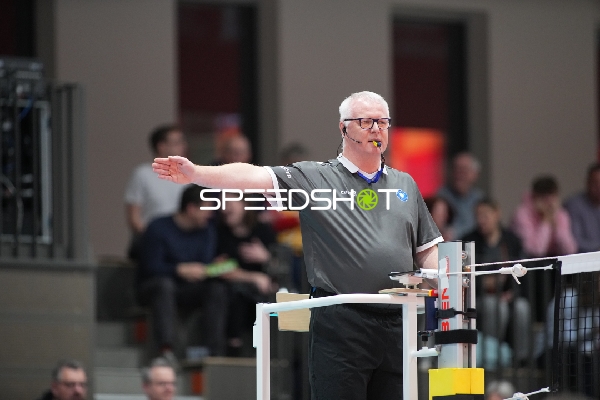 Schiedsrichter gibt Zeichen am Netz