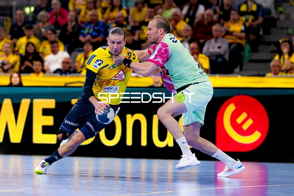 Spieler kämpfen um Ball