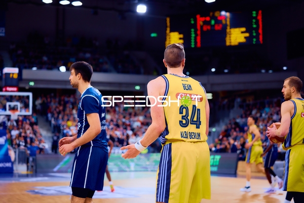 Spieler Nummer 34 von Alba Berlin auf dem Spielfeld