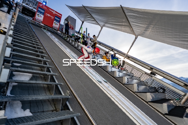 Skispringerin beim Absprung in Oberstdorf