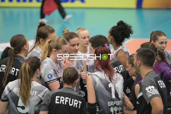 Timeout mit Antonia Greskamp (9; Schwarz-Weiß Erfurt) und Teamkolleginnen