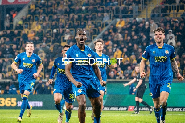 Spieler von Eintracht Braunschweig jubeln