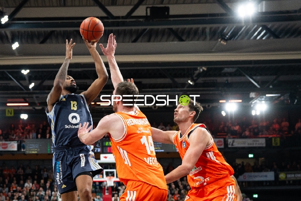 Spielaktion mit Jwan Roberts (13; Alba Berlin)