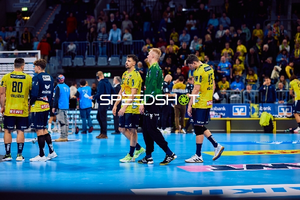 Spieler auf dem Spielfeld nach dem Spiel