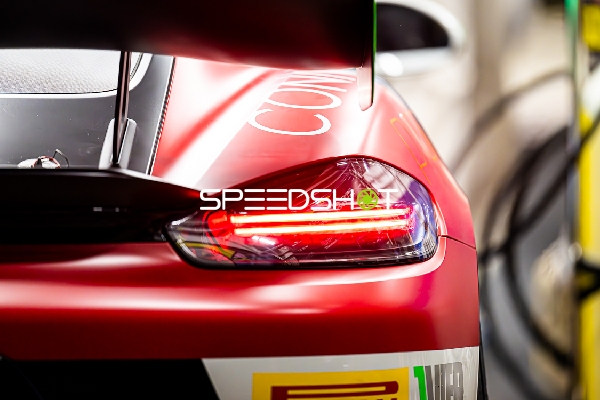 Rennfahrzeug in der Boxengasse