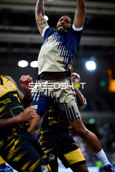 DJ Horne (0; MLP Academics Heidelberg) versucht Dunk