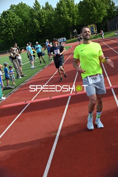 Läufer überquert Ziellinie