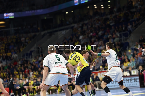 Ein Spieler von Rhein Neckar Löwen in gelbem Trikot greift an, während mehrere Spieler von HSG Wetzlar verteidigen.