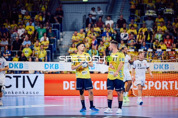 Diskussion zwischen zwei Spielern von Rhein Neckar Löwen während des Spiels.