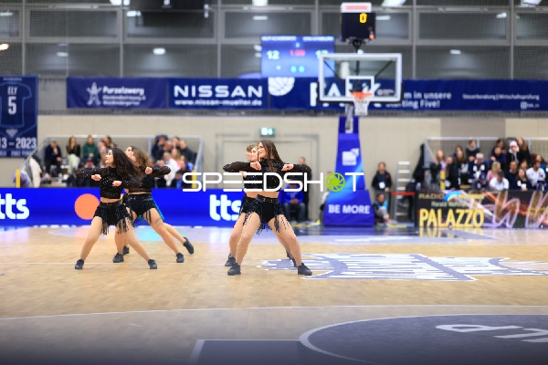 Basketball-Szene mit Cheerleadern