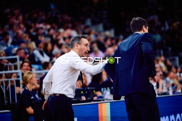 Trainer diskussieren an der Seitenlinie