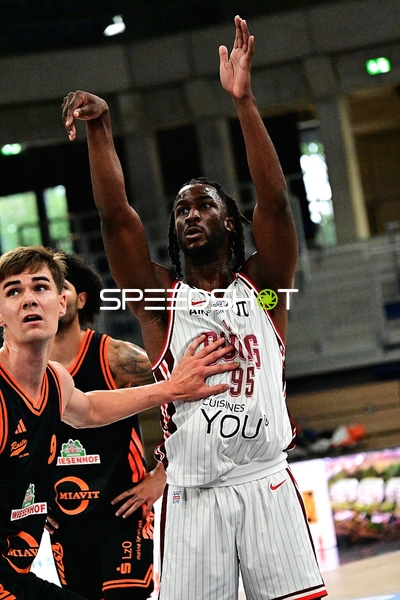 Duell zwischen Adam Mokoka (95; JL Bourg Basket) und Joschka Ferner (9; Rasta Vechta)