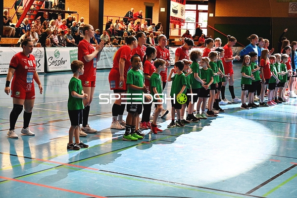 Einlaufen der Teams und Kinder