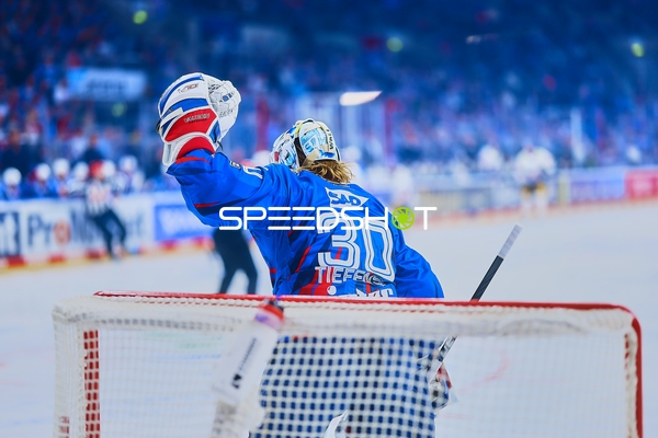 Arno Tiefensee jubelt auf dem Eis