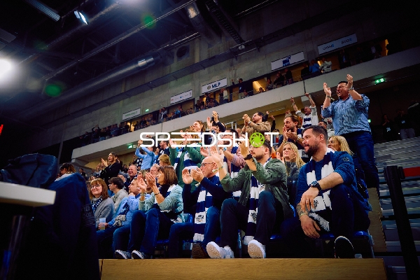 Zuschauer jubeln beim Basketballspiel.