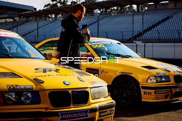 Ivan Tochev neben Rennwagen bei PCHC Hockenheim