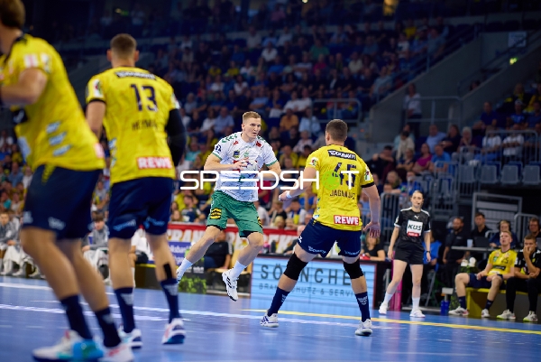 Handball-Szene mit Karolis Antanavicius (8; TSV GWD Minden) und Halil Jaganjac (45; Rhein Neckar Löwen)