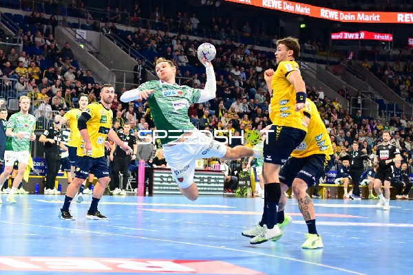 Steven Plucnar Jacobsen (9; Rhein Neckar Löwen) wirft, Mathias Gidsel (19; Füchse Berlin) und Jannik Kohlbacher (80; Rhein Neckar Löwen) verteidigen