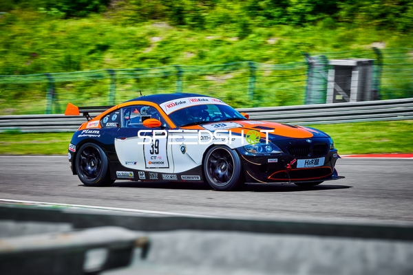 Rennfahrzeug auf der Rennstrecke