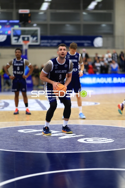 Paul Zipser (9; MLP Academics Heidelberg) mit Ball in Aktion