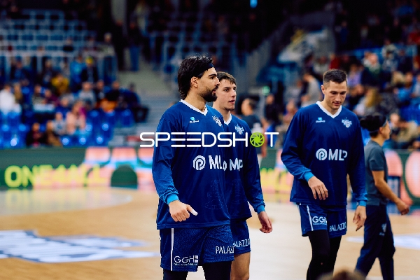 Spieler wärmen sich vor dem Spiel auf.