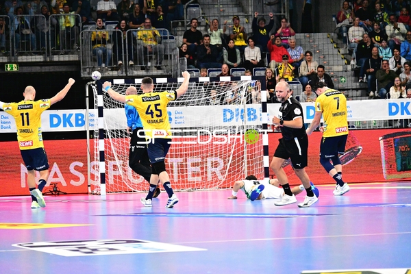 Lukas Sandell (11; Rhein Neckar Löwen), Halil Jaganjac (45; Rhein Neckar Löwen) und Robert Timmermeister (7; Rhein Neckar Löwen) jubeln