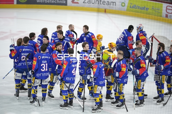 Spieler von EHC Kloten in der Swiss Arena