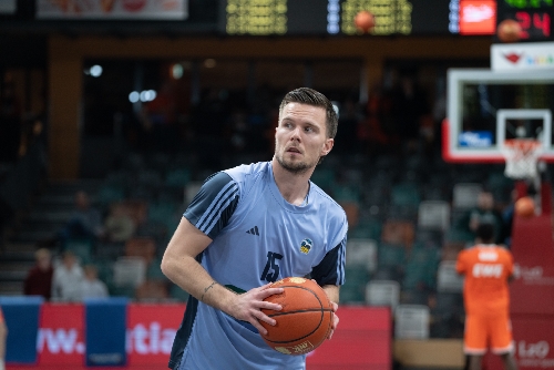 Martin Hermannsson (15; Alba Berlin) mit Ball in Aktion vor dem Spiel