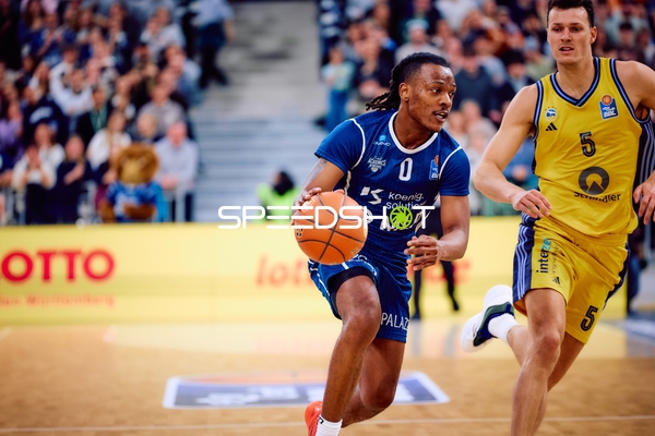 DJ Horne dribbelt gegen Yanni Wetzell