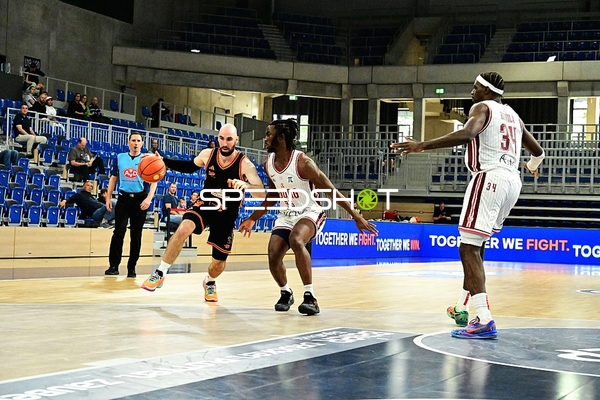 Tommy Kuhse (12; Rasta Vechta) dribbelt am Korb