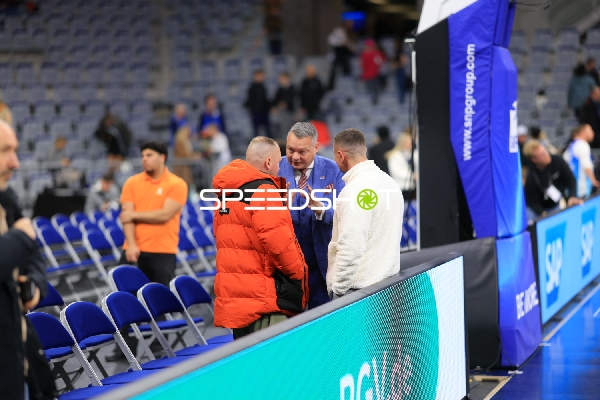 Personen am Spielfeldrand in der Halle