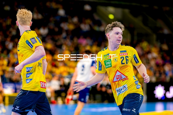 Pass von Niklas Michalski (26;Rhein Neckar Löwen) zu Ivan Martinović (5;Rhein Neckar Löwen)