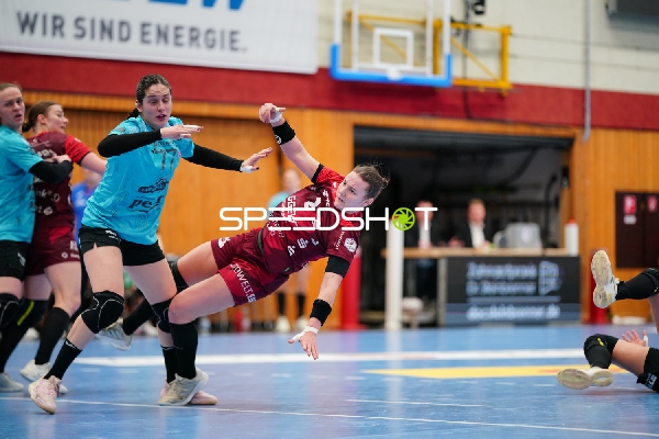 Szene mit Luca Farago (19; Thüringer HC), Isabell Hurst (5; HSG Bensheim/Auerbach) und Mareike Thomaier (2; HSG Bensheim/Auerbach)