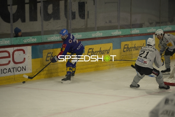 Brandon Gignac (10; EHC Kloten) mit Puck am Bullykreis