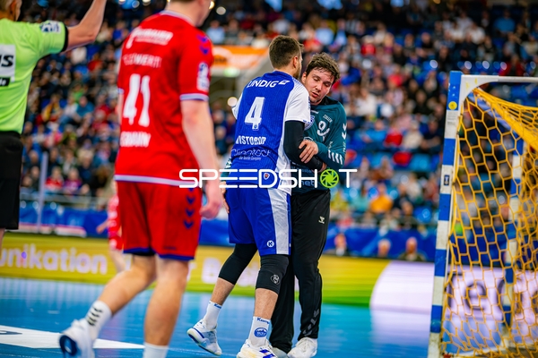 Daniel Rebmann (94, SG BBM Bietigheim) hält Ball