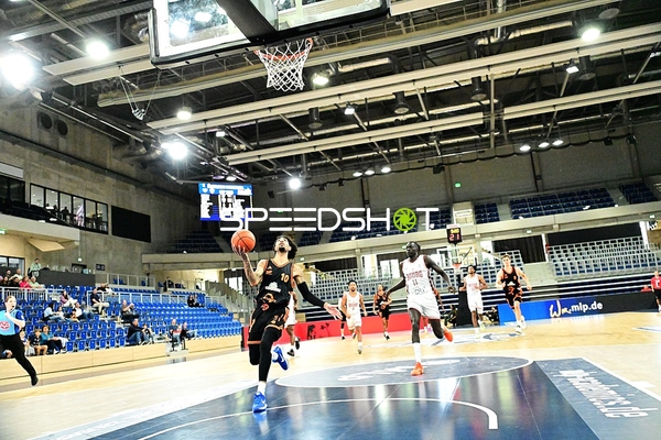 Spieler mit Ball auf Court