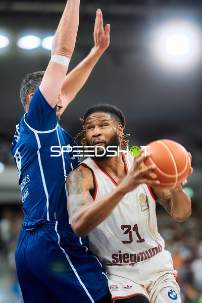 Zweikampf zwischen Devin Booker (31; FC Bayern Basketball) und Spieler