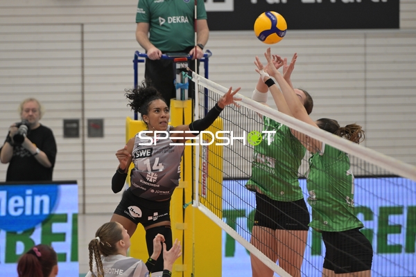 Alianza Darley (14; Schwarz-Weiß Erfurt) schmettert am Netz