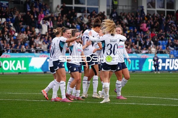 Spieler feiern gemeinsam