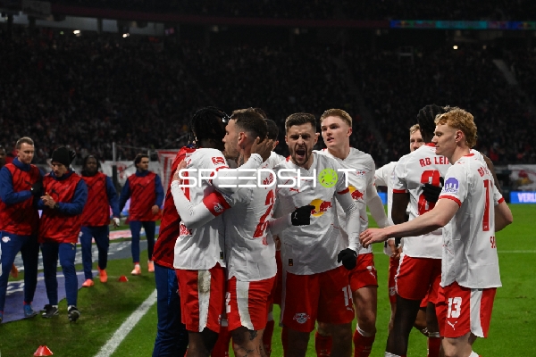 Spieler feiern gemeinsam