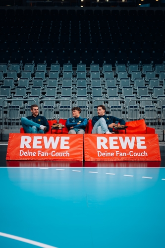 David More (15; Rhein Neckar Löwen), Robert Timmermeister (7; Rhein Neckar Löwen) und Tim Nothdurft (8; Rhein Neckar Löwen) auf der Fan-Couch