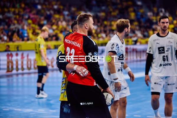 Diskussion zwischen Spielern auf dem Spielfeld